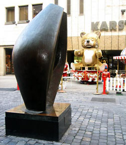 Nuremberg: Henry Moore Sculpture